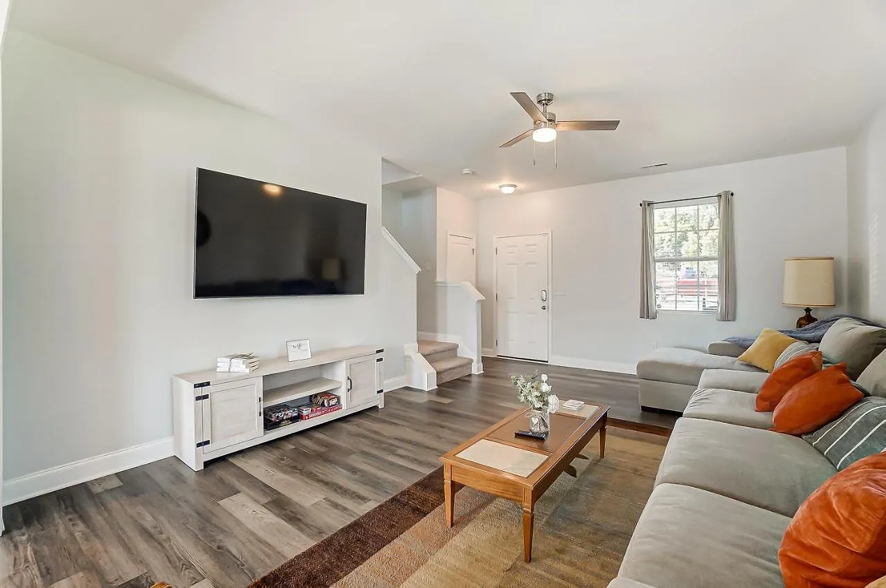 Сasa de vacaciones New!! Cozy Home In Charlotte, Near White Water Center, Uptown & Airport!