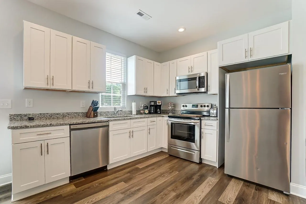 Сasa de vacaciones New!! Cozy Home In Charlotte, Near White Water Center, Uptown & Airport!