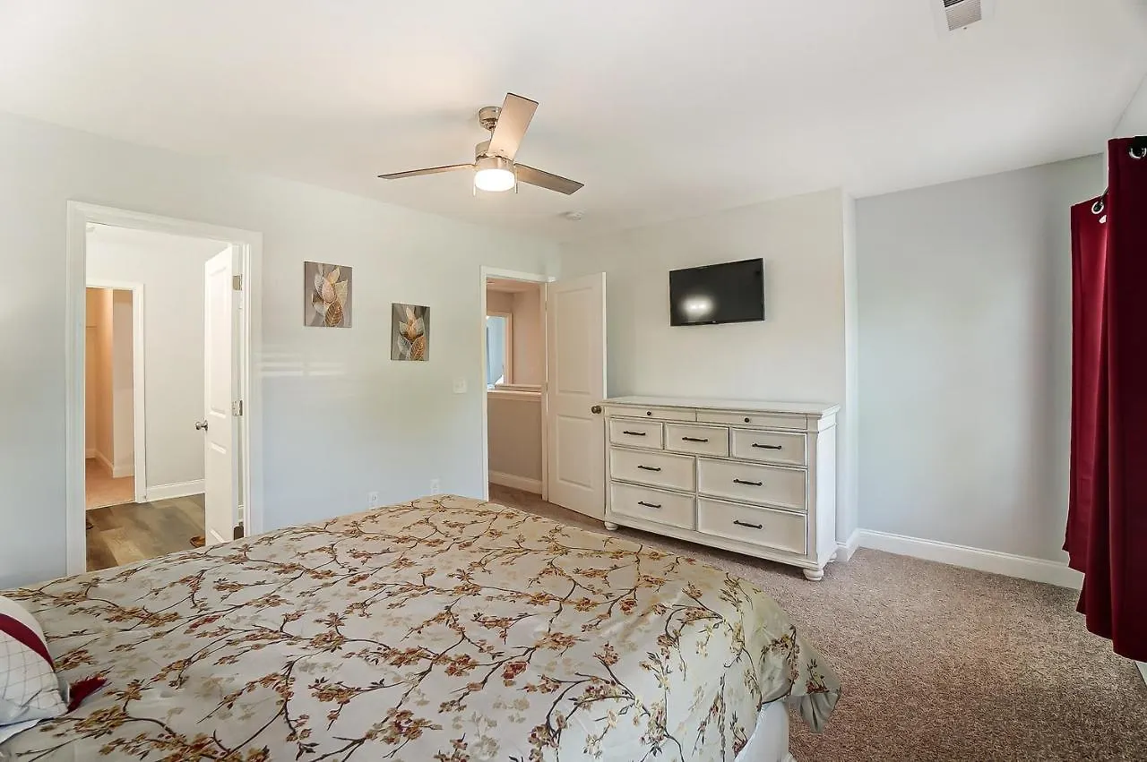 New!! Cozy Home In Charlotte, Near White Water Center, Uptown & Airport! Сasa de vacaciones Charlotte