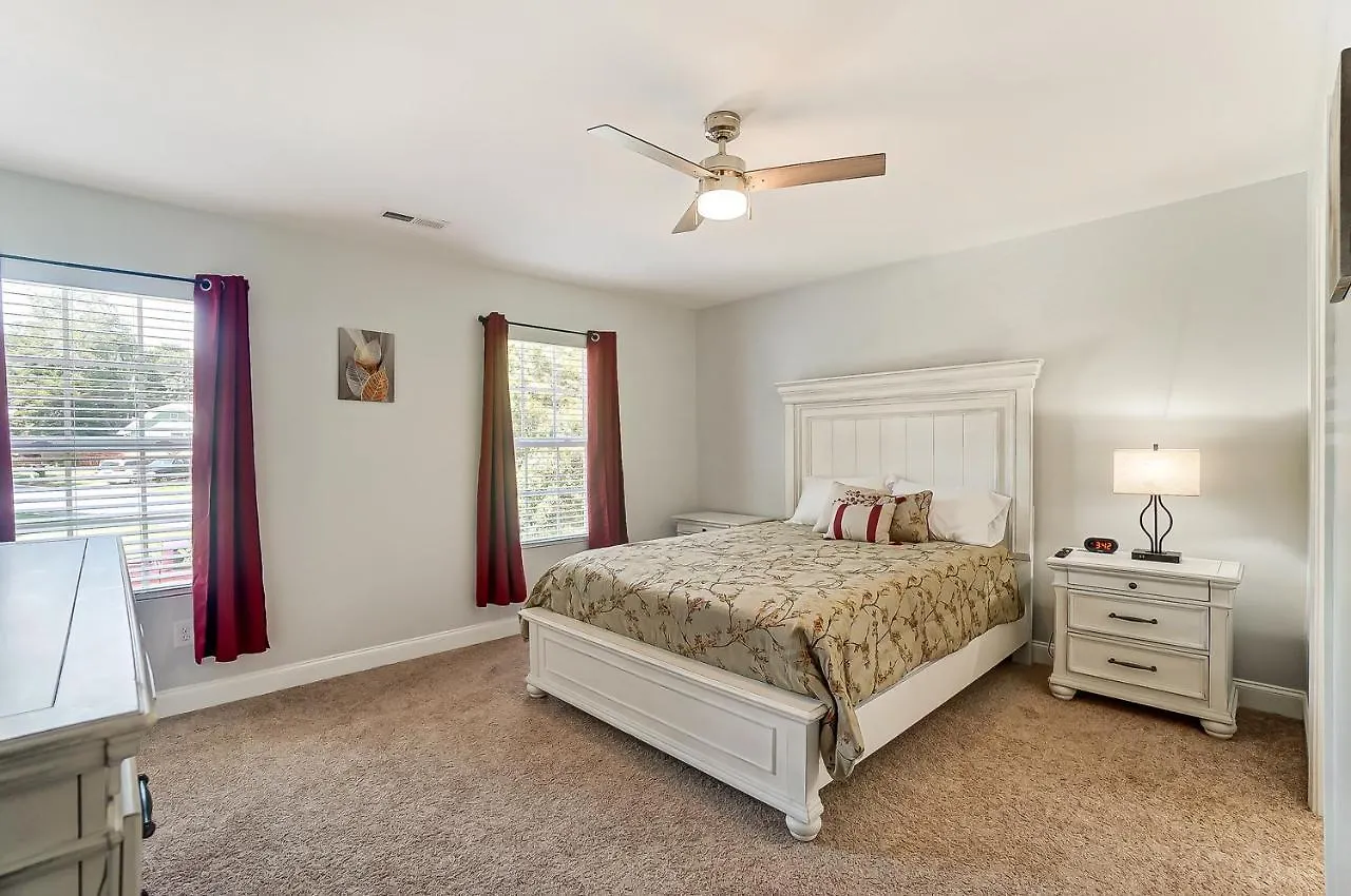 Сasa de vacaciones New!! Cozy Home In Charlotte, Near White Water Center, Uptown & Airport!